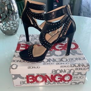 Beautiful black heels!